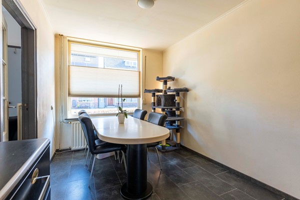 Foto - Te koop: Leuke, uitgebouwde tussenwoning uit 1927 met 3 slaapkamers en garage in de wijk Heksenberg